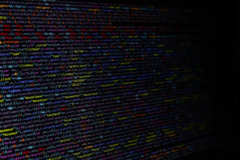 linhas de código colorido em tela escura representando o que se aprende no melhor curso de análise de malware