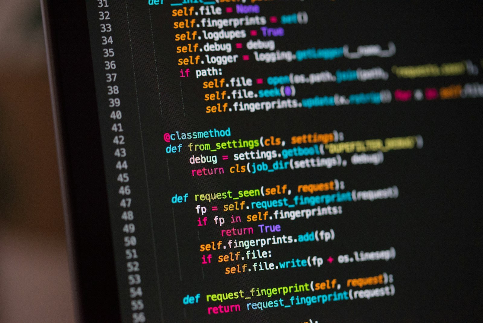 tela de código representando disassembly, técnica ensinada em qualquer melhor curso de análise de malware