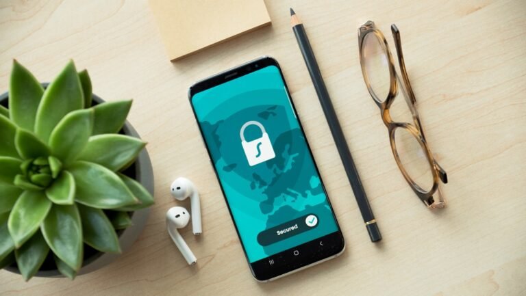 Smartphone com ícone de bloqueio ilustrando se antivírus gratuito para android vale a pena