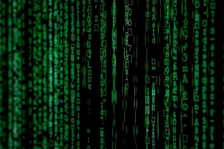 Tela com código digital verde representando ataques cibernéticos com inteligência artificial