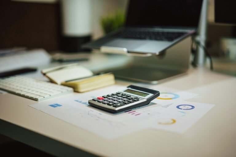 calculadora ao lado de um laptop representando quanto custa a certificação CEH