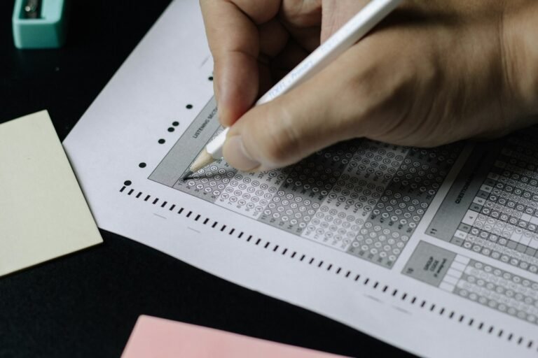Pessoa fazendo prova para decidir se a certificação de automação de testes vale a pena
