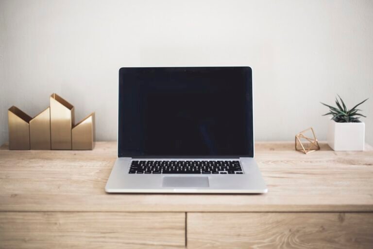 Checklist de segurança para trabalho remoto aplicado em um home office organizado