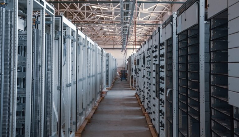 Corredor de data center com racks de servidores para computação em nuvem