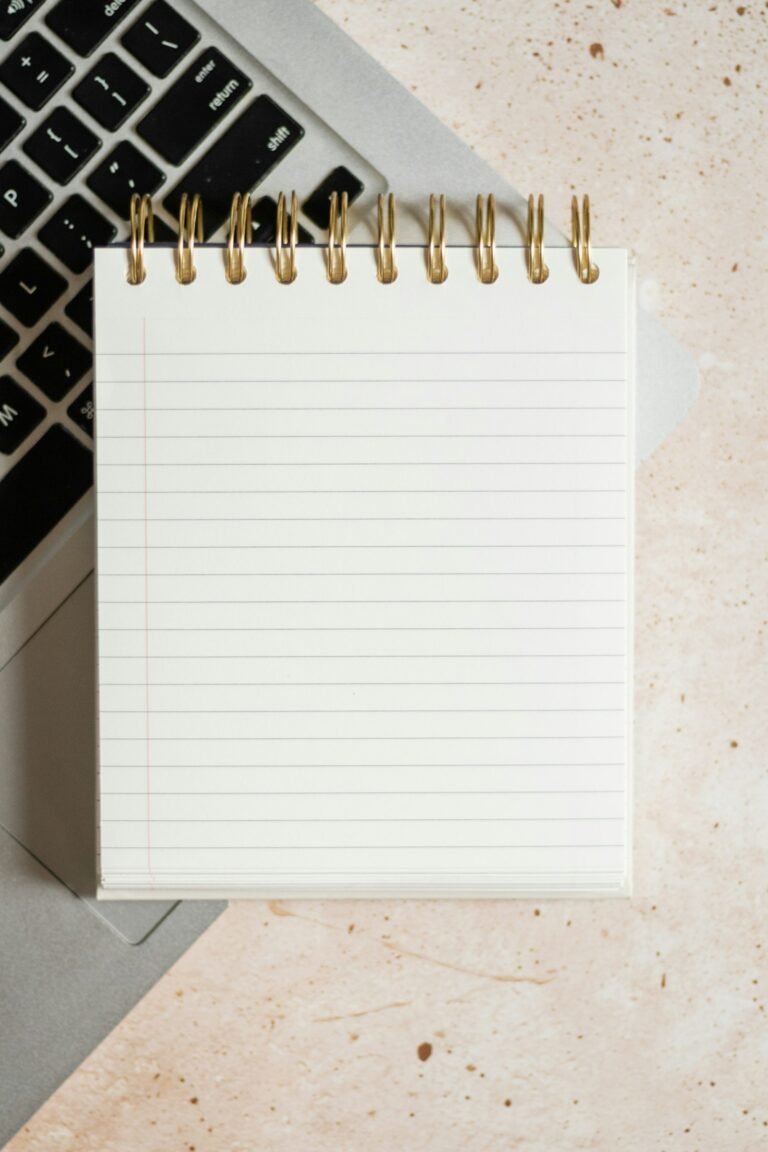 Curso gratuito de Cypress em português: bloco de notas sobre um laptop representando estudo estruturado