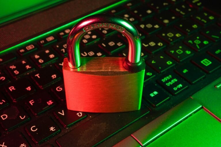 Curso gratuito de pentest: cadeado vermelho sobre teclado representando segurança ofensiva