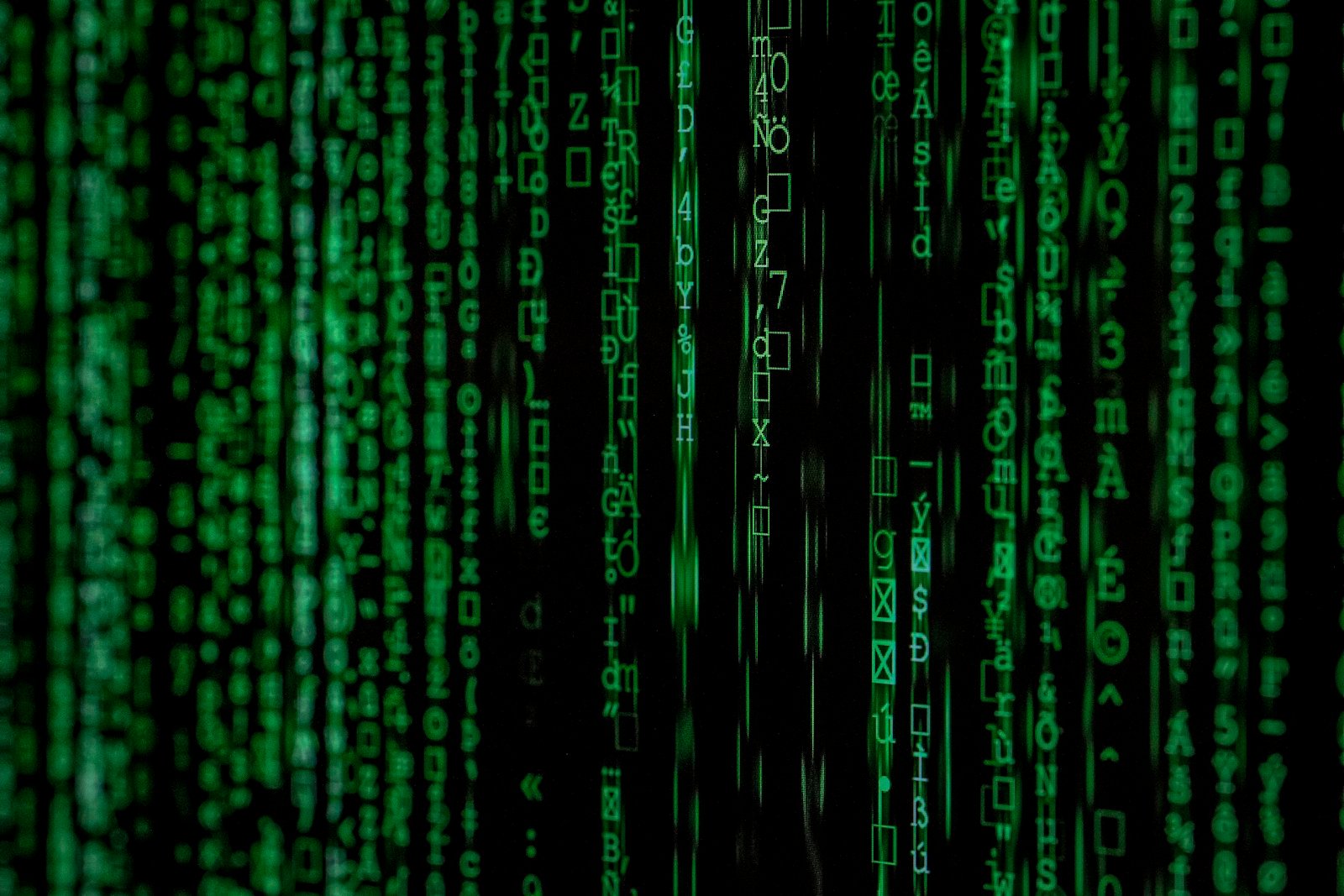 Curso gratuito de pentest: terminal com código representando prática de hacking ético