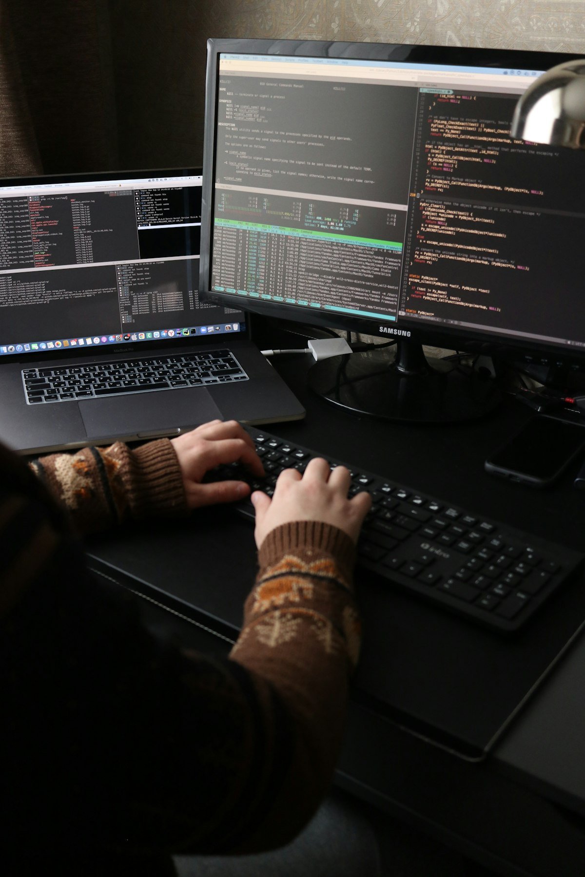 curso de terraform para iniciantes gratuito - estudando terraform em laptop e monitor