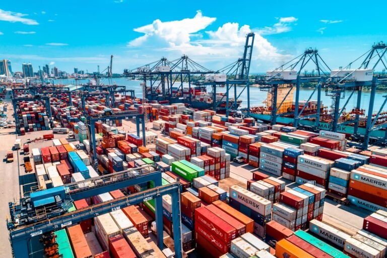 docker vs kubernetes para iniciantes - contêineres empilhados como metáfora de containerização