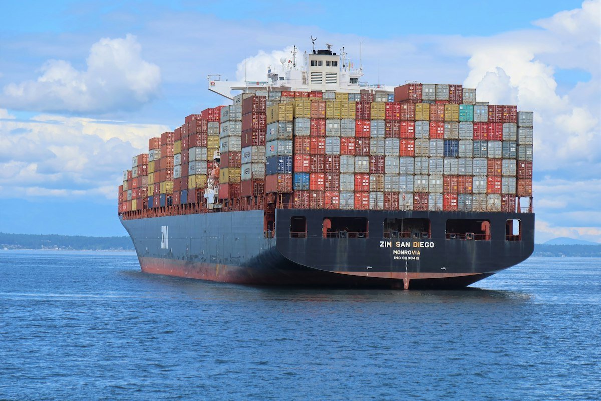docker vs kubernetes para iniciantes - navio de carga transportando contêineres