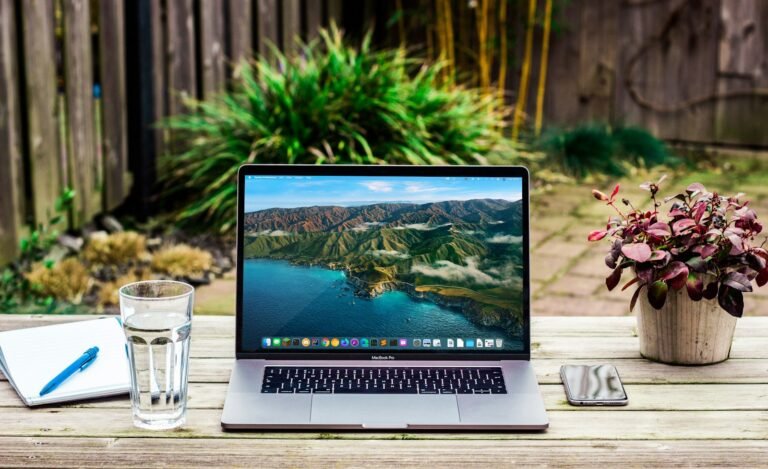 Emprego remoto em cloud: notebook aberto numa mesa de home office