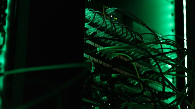 Ferramenta de teste de carga gratuita: rack de servidores usado para simular tráfego e medir performance