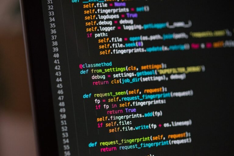 Tela de computador com código representando GitOps o que é e como funciona