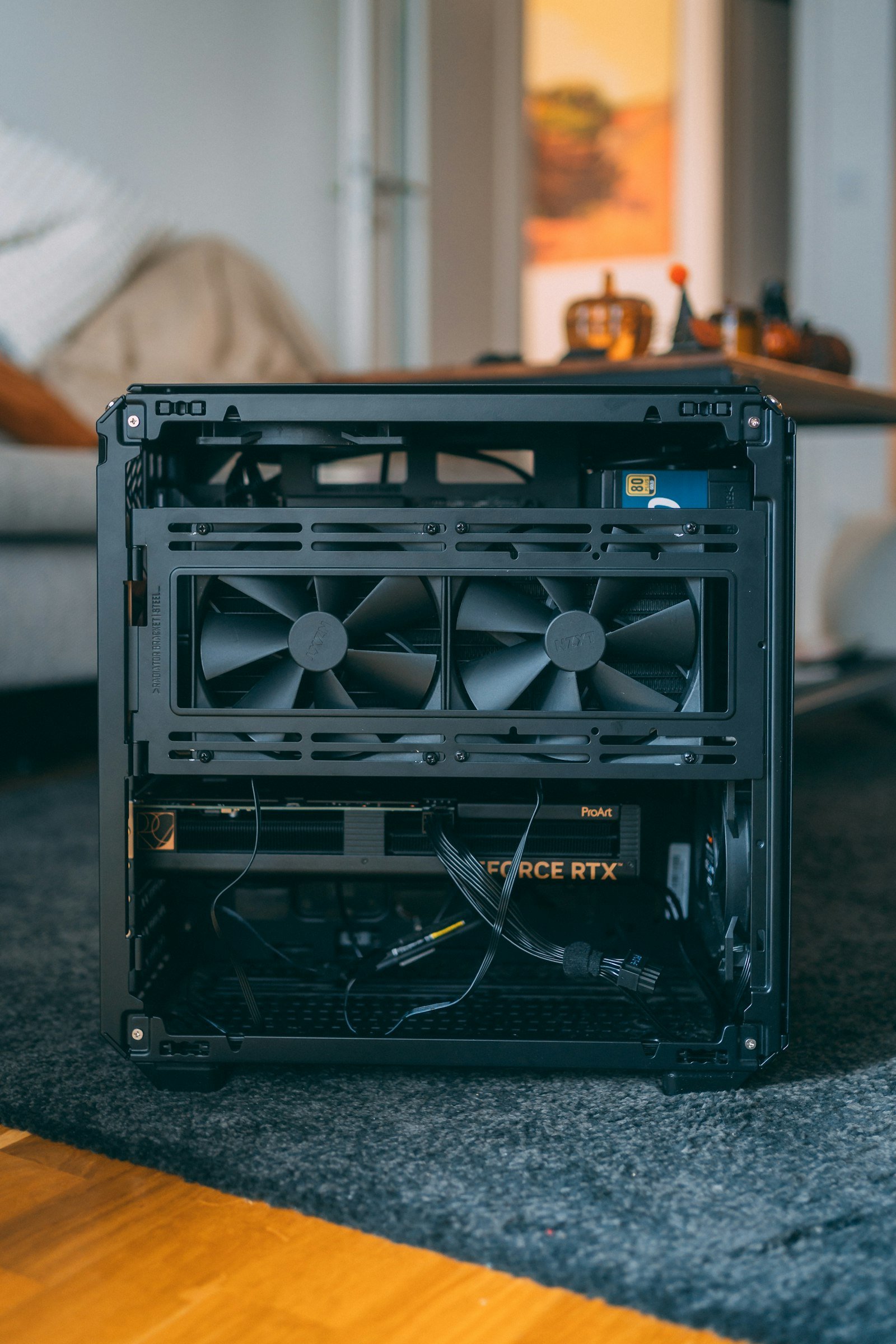 gabinete aberto de um computador usado para montar home lab de cibersegurança barato