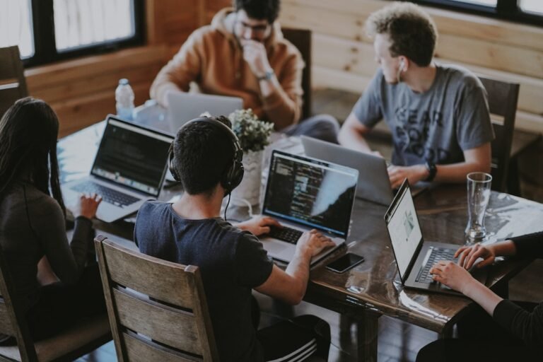 como migrar de infraestrutura para devops - equipe de TI trabalhando junta