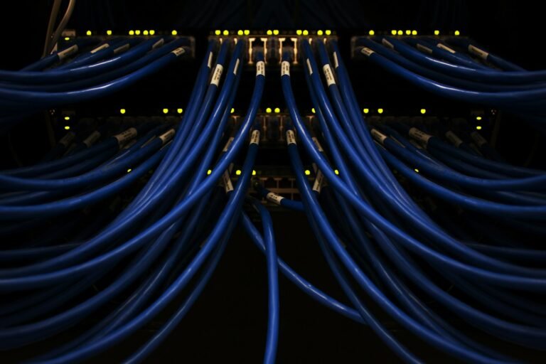 Fios de rede conectados representando a infraestrutura unificada por Platform Engineering
