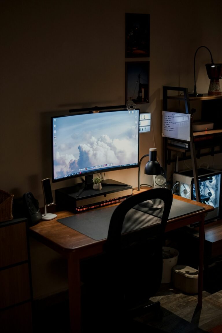 Postman vs Insomnia: mesa com dois monitores representando a comparação entre as duas plataformas