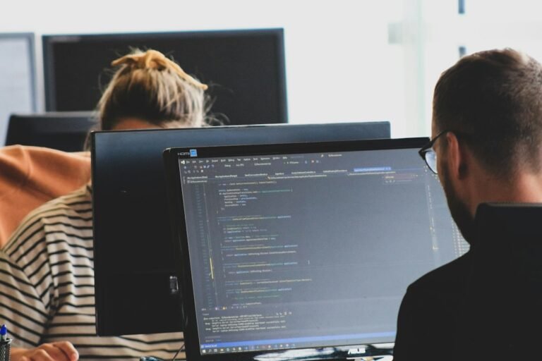 quanto ganha um sdet no brasil - profissionais programando em monitores