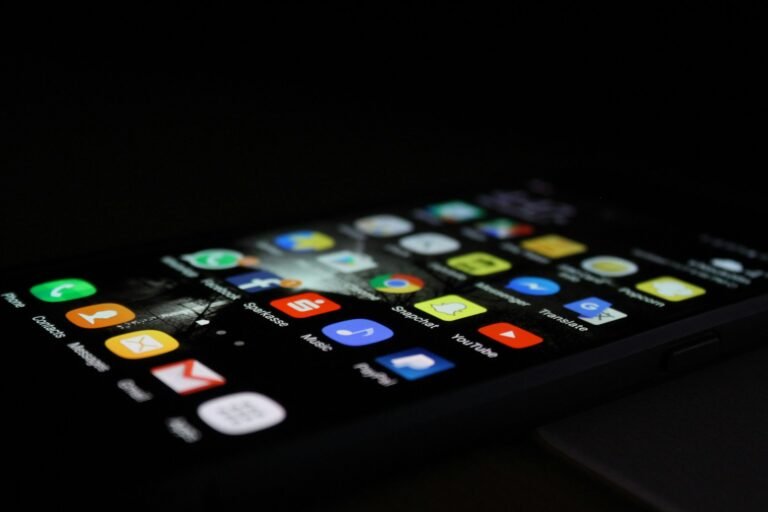 Smartphone Android usado para testar aplicações mobile de forma automatizada