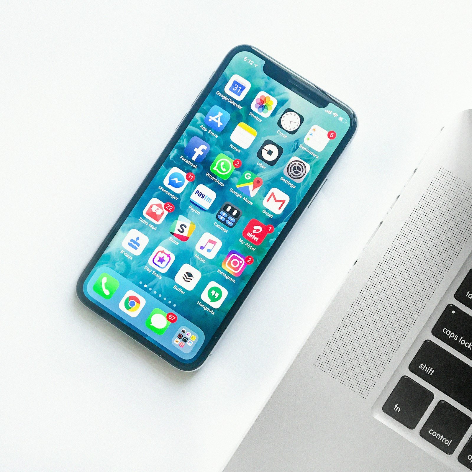 Espaço de trabalho com smartphone e laptop usado para automação de testes mobile