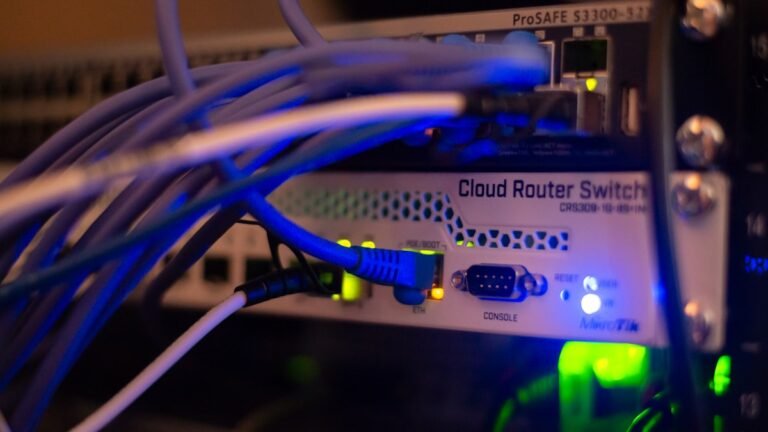 Cabos de rede representando as vulnerabilidades críticas cisco citrix fortinet reveladas pela CISA