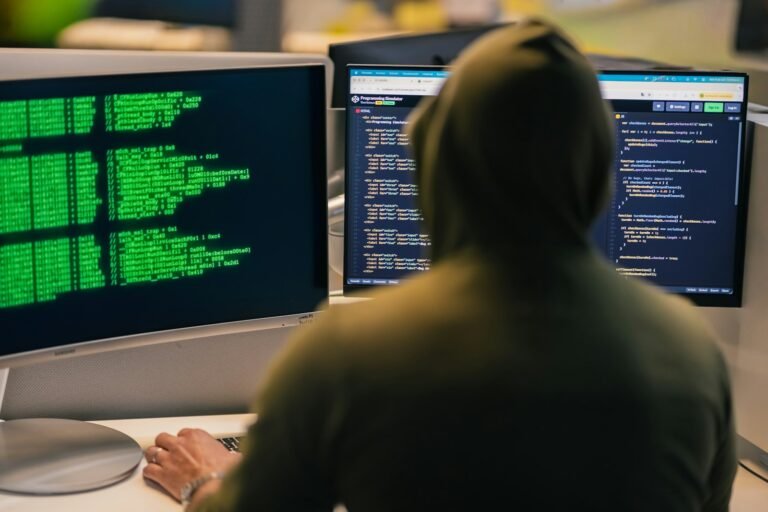 Analista de SOC monitorando ameaças de segurança