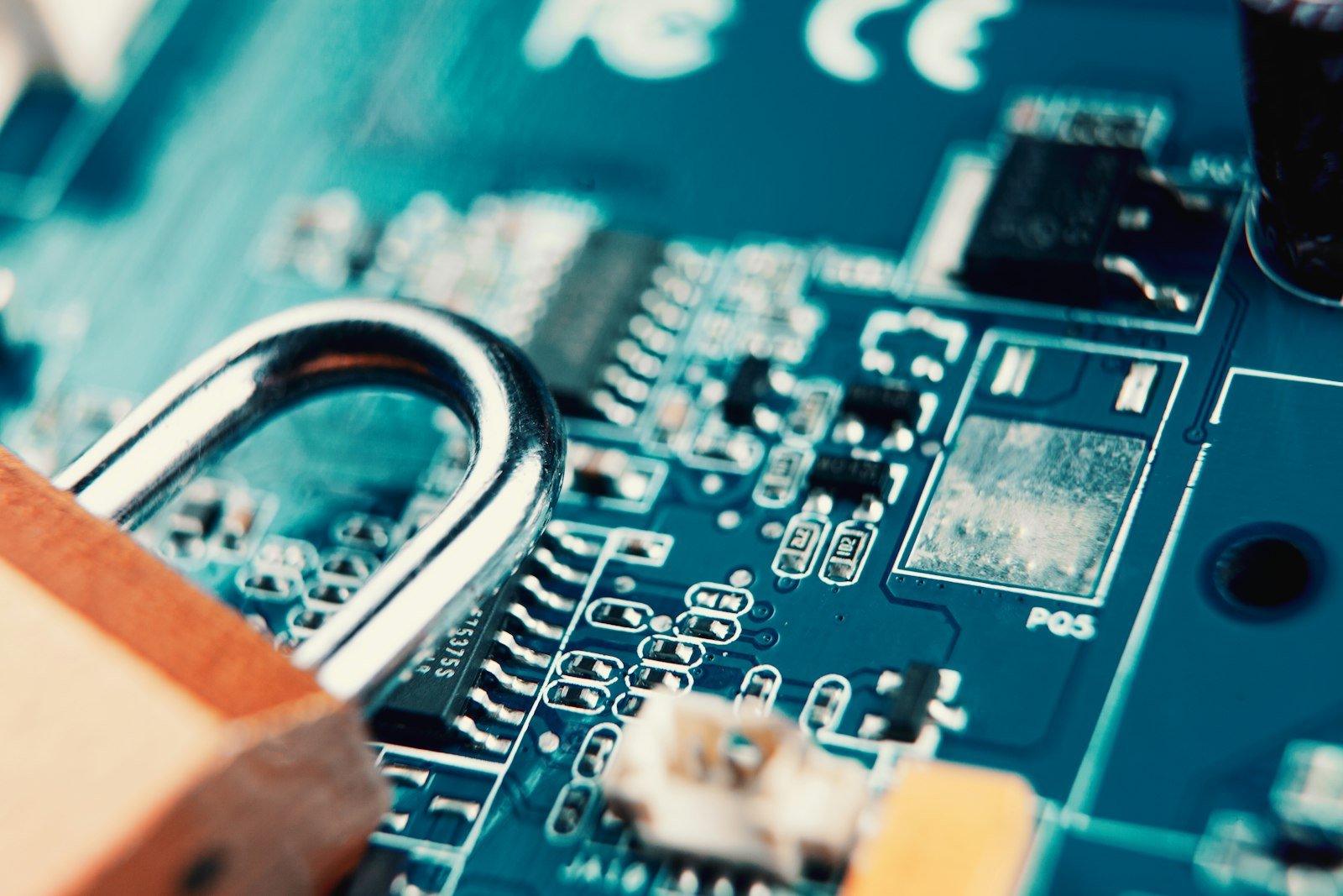 Assinatura digital e hash protegendo o software da urna eletrônica contra alteração
