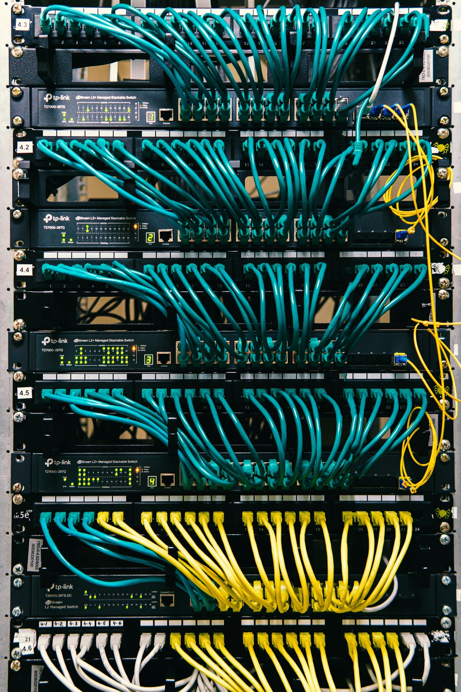 Rack de servidores e equipamentos de rede representando dispositivos de borda vulneráveis