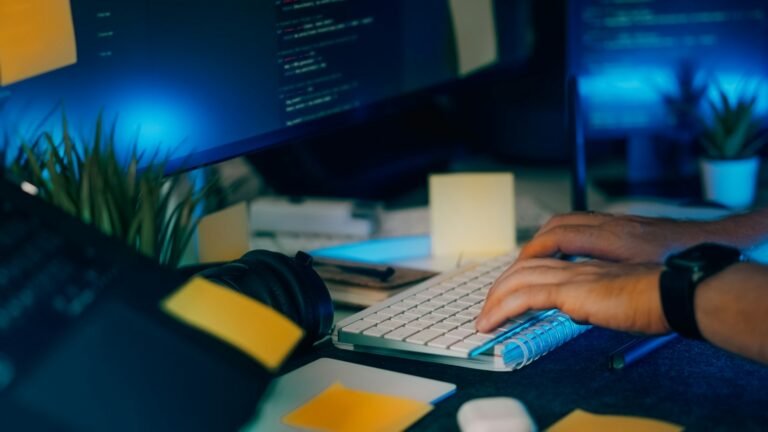 Profissional trabalhando com cloud computing