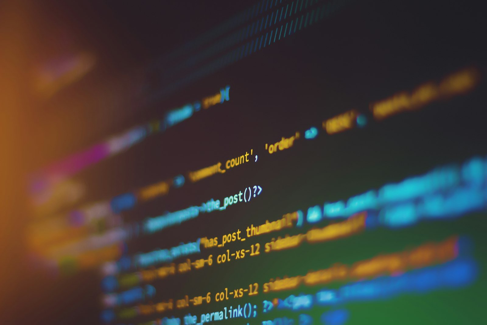 Codigo-fonte em foco raso representando etapas automatizadas de verificacao de seguranca no pipeline