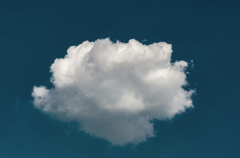 Profissional de FinOps controlando custos de cloud