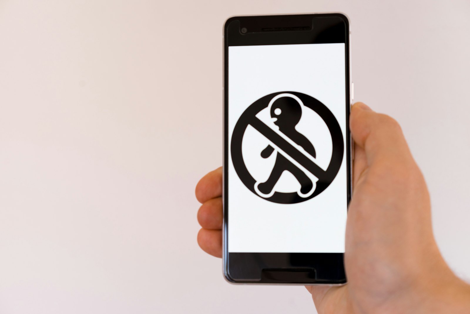 Smartphone exibindo alerta de segurança representando infecção por trojan bancário Gigabud