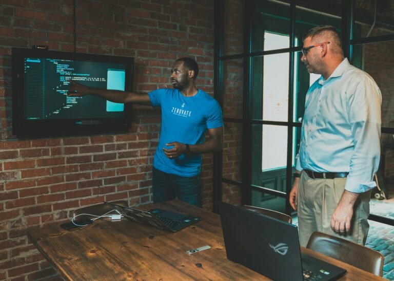 Profissional de DevOps analisando salário na área