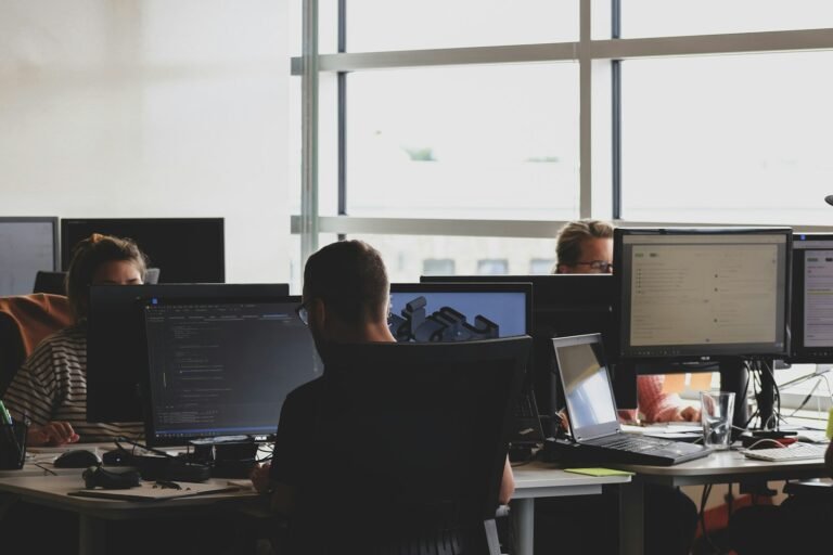 Analista de QA trabalhando em testes de software