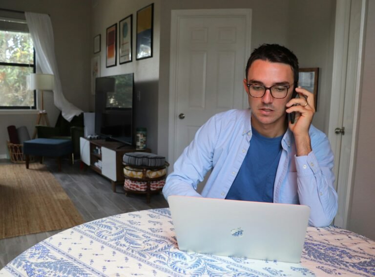 Profissional de TI trabalhando remoto de home office