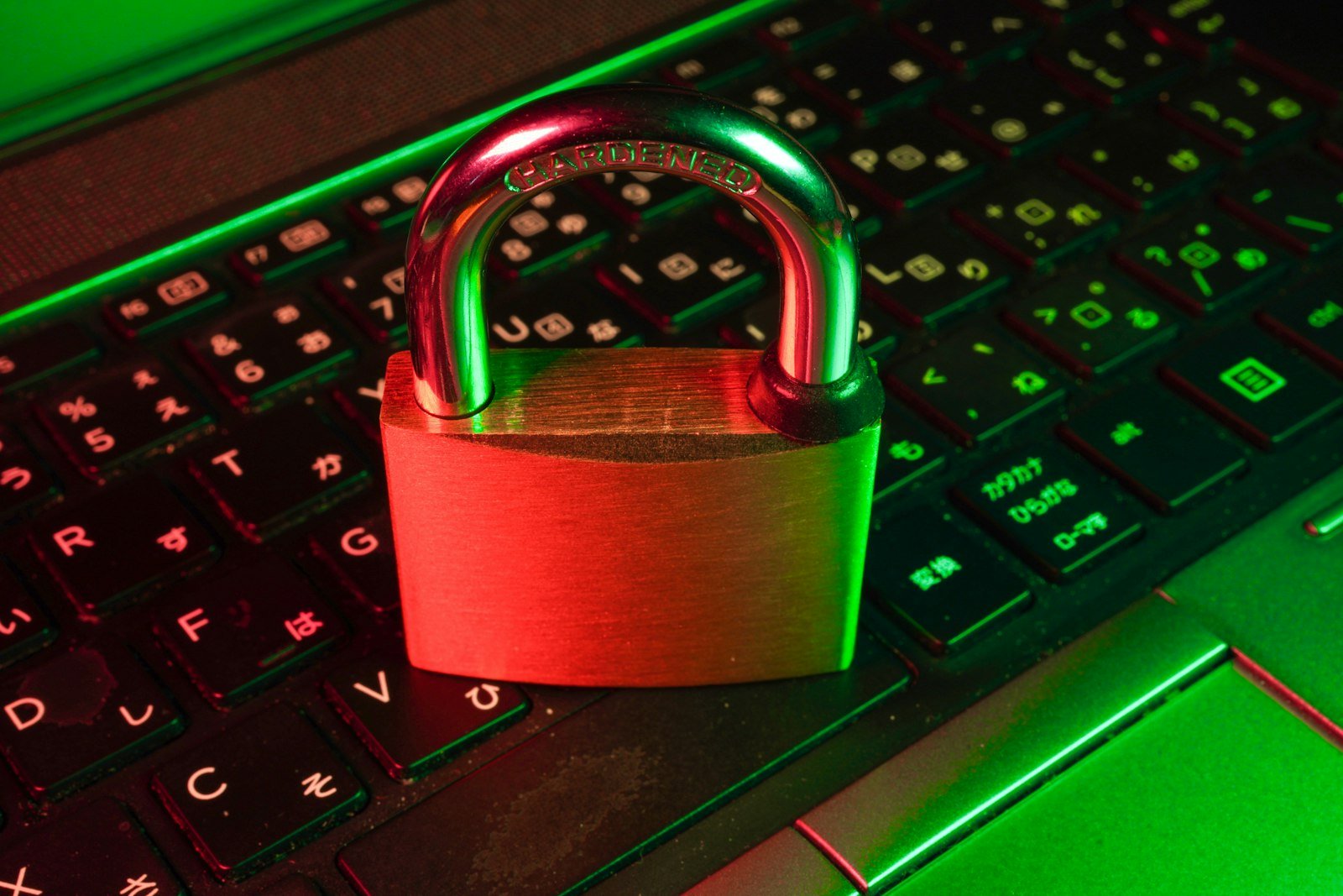 Cadeado vermelho sobre teclado preto representando falha de seguranca explorada remotamente